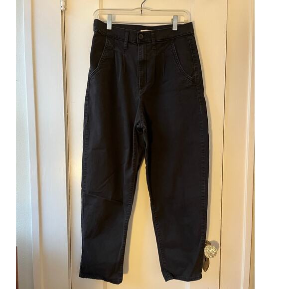 Levi's Women's Pleated Balloon Leg Pants in Black Twill - Picture 2 of 8